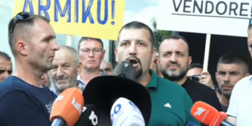 Prodhuesit e qumështit në protestë: Katër ditë pa grumbullim, qumështi “Vita” është i Kosovës, jo i Serbisë