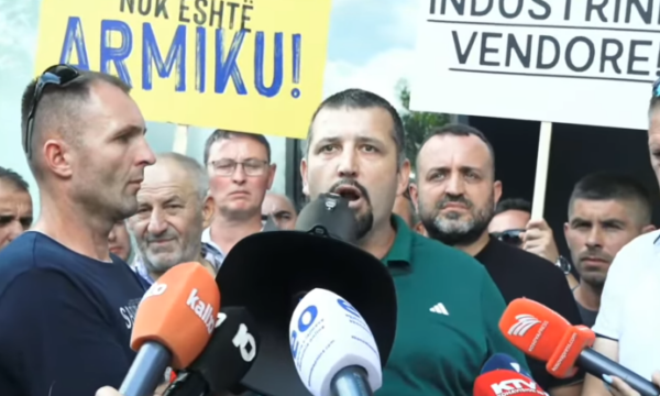Prodhuesit e qumështit në protestë: Katër ditë pa grumbullim, qumështi “Vita” është i Kosovës, jo i Serbisë