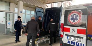 “Pse ma helmuat djalin?” – Babai i të riut që përfundoi në QKUK përplaset me pronarin e lokalit në Junik, Policia ndërhyn dhe i sekuestron pistoletën