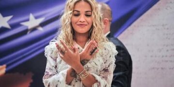 Rita Ora zbulon ritualet familjare shqiptare dhe varësen që e mban gjithmonë me vete