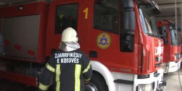 Digjet një shtëpi në Vushtrri, dëmi arrin mbi 84 mijë euro – dyshohet se zjarri u shkaktua nga rryma