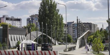 NATO: Çdo vendim për rihapjen e urës mbi Ibër për veturat, të adresojë nevojat e të gjitha komuniteteve