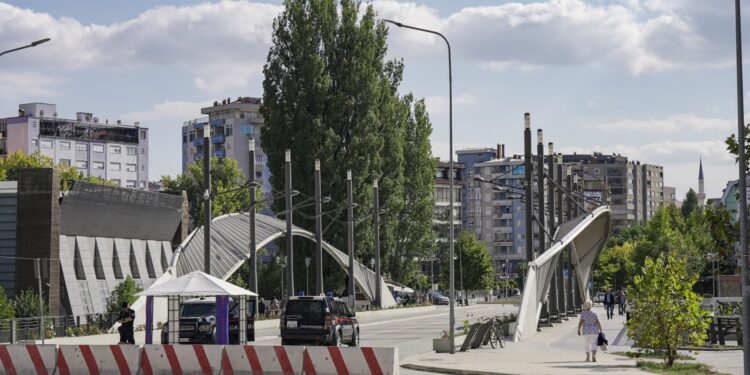 NATO: Çdo vendim për rihapjen e urës mbi Ibër për veturat, të adresojë nevojat e të gjitha komuniteteve