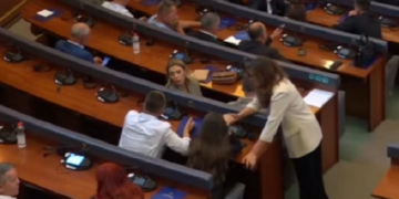 Deputetët e PDK-së dhe të Aleancës futen në Kuvend, ulen në vendet e tyre në sallën plenare