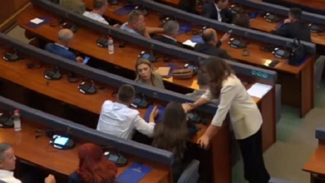Deputetët e PDK-së dhe të Aleancës futen në Kuvend, ulen në vendet e tyre në sallën plenare