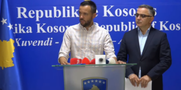 Bashkë në konferencë, PDK-ja i fton partitë të shkojnë nesër në Kuvend, Aleanca i përgjigjet pozitivisht