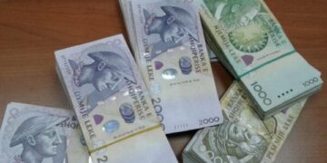 Eurot e shpenzuara nga turistët e forcojnë lekun në Shqipëri, 1 euro po këmbehet për 92.6 lekë