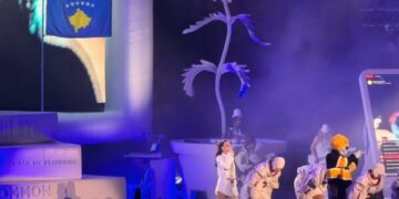 Katy Perry nga Sunny Hill shkon në Kotor me Turedaun, mediat serbe e sulmojnë që e ngriti flamurin e Kosovës