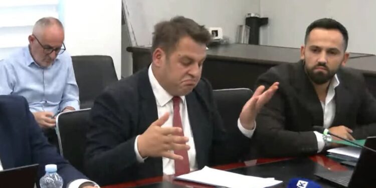 Muja shfaqet nervoz në konferencë, shmang pyetjet e gazetarëve për qumështin “Vita”