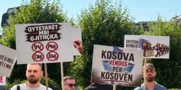 Kush është grupi që po proteston kundër ligjit për shtetësinë, të cilët u panë sot para Kuvendit?