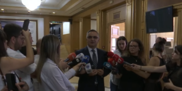 Tahiri: Logjikë autoritare, Kurti do që t’i marrë të tri pushtetet, por ne nuk do të lodhemi