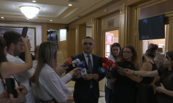 Tahiri: Logjikë autoritare, Kurti do që t’i marrë të tri pushtetet, por ne nuk do të lodhemi