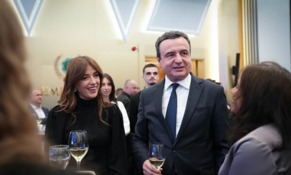 Kurti flet për “angazhimin” e Haxhiut për zgjidhje, e thotë edhe këtë: S’është duke u kënaqur në zyrën e Presidentes
