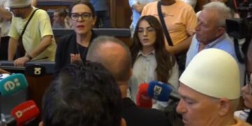 Mbështetësi i Kurtit me plis në kokë flet kështu për opozitën: Se meritoni as ajrin, vij këtu sa herë më thirrë “baba”