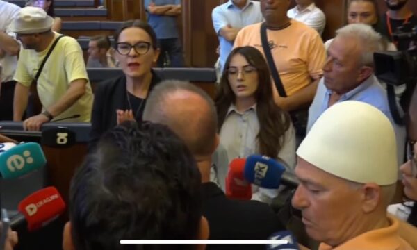 Mbështetësi i Kurtit me plis në kokë flet kështu për opozitën: Se meritoni as ajrin, vij këtu sa herë më thirrë “baba”