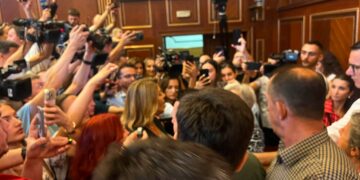 Nga “Thirreni seancën” te përplasjet fizike: Kështu u zhvillua dita e tensionuar në Kuvendin e Kosovës
