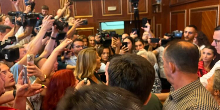 Nga “Thirreni seancën” te përplasjet fizike: Kështu u zhvillua dita e tensionuar në Kuvendin e Kosovës