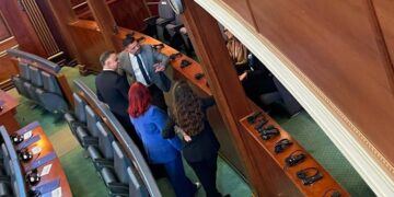 Përfaqësues të Ambasadës Amerikane dhe zyrës së BE-së marrin pjesë në Kuvend
