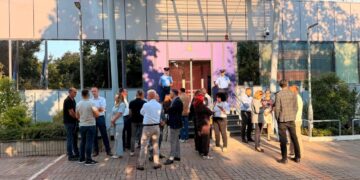 PDK-ja për të shtatën ditë bllokon hyrjen e Qeverisë, i bashkohet Aleanca dhe asamblistë të Lipjanit