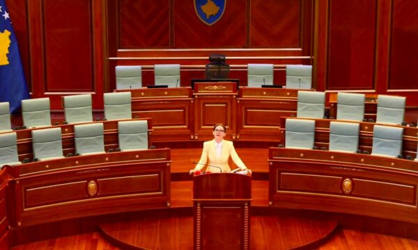 Kabashi-Ramaj nga foltorja e Kuvendit: Deputeti Kurti po e çon vendin drejt autokracisë, të konstituohet Kuvendi