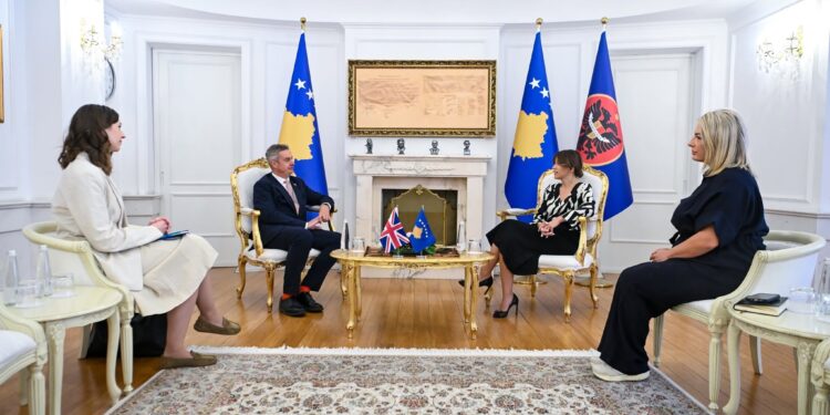Ngërçi institucional, Haxhiu diskuton me ambasadorin britanik