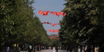 Pas ‘Orës së Pritjes’, Prishtina vishet me flamujt e UÇK-së