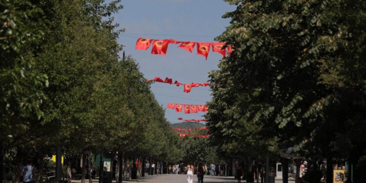 Pas ‘Orës së Pritjes’, Prishtina vishet me flamujt e UÇK-së