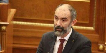 Abrashi: Vlora Çitaku mund të bëhet kryetare e Kuvendit nëse Hamza e pranon ofertën e Kurtit