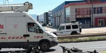 Dalin pamjet: Momenti kur vetura bëhet “shkrumb e hi” në rrugën Prishtinë-Ferizaj, u dogj derisa ishte në lëvizje