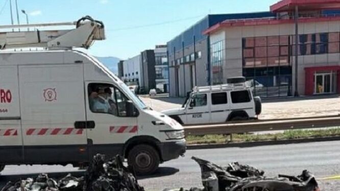 Dalin pamjet: Momenti kur vetura bëhet “shkrumb e hi” në rrugën Prishtinë-Ferizaj, u dogj derisa ishte në lëvizje