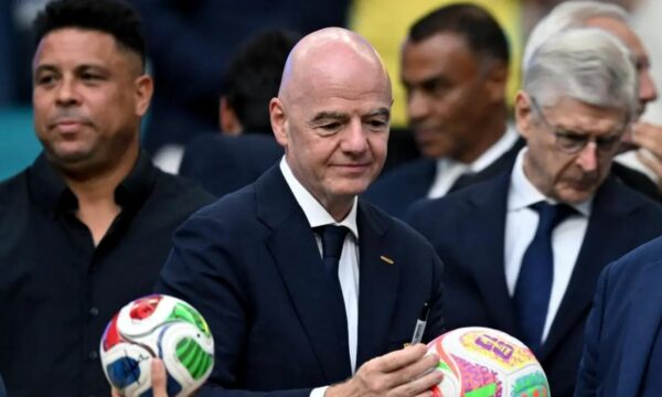 Edhe Anglia ia kthen shpinën Infantinos: rizgjedhja në krye të FIFA-s nuk është më e sigurt