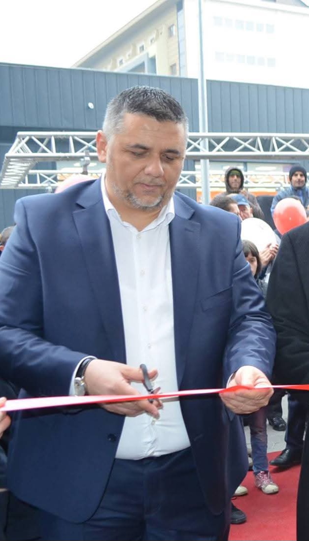 Foto: Sedat Bashota gjatë përurimit të Qendrës Tregtare LUX MALL në Mitrovicë më 2018, cila ishte ndërtuar pa leje ndërtimore