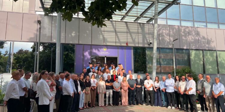 Në aksionin para Qeverisë, PDK-së i bashkohen asamblistë e aktivistë nga Ferizaj dhe Hani I Elezit