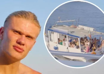 Haaland po pushonte në jaht, por një varkë me tifozë iu afrua papritur – reagimi i tij bëhet viral