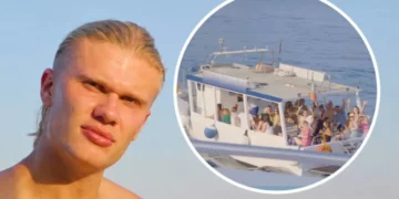 Haaland po pushonte në jaht, por një varkë me tifozë iu afrua papritur – reagimi i tij bëhet viral