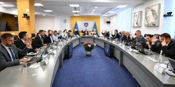 A bartin përgjegjësi penale qeveritarët në detyrë për mbajtjen e dy funksioneve?