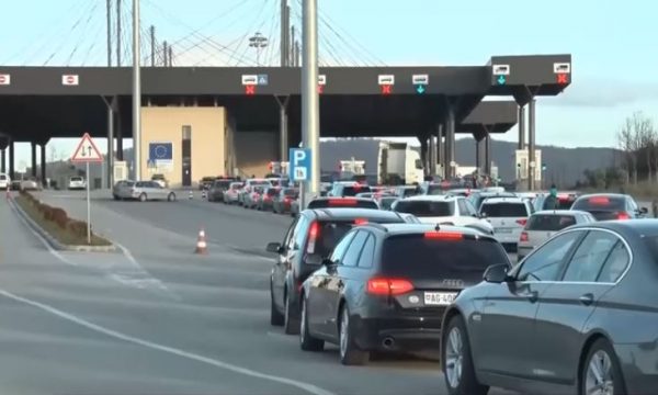 Pritje të gjata në kufi, deri në dy orë e gjysmë në Dheu i Bardhë