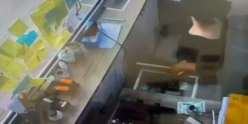 Vodhi 5 mijë euro që në ditën e parë të punës dhe u largua, policia po heton rastin
