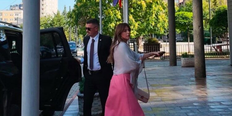 Haxhiu mbërrin në kuvend, nuk tregon nëse do të propozohet sërish për kryekuvendare