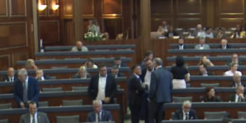 Haziri bisedon me dy deputetët e LVV-së para vazhdimit të seancës konstituive të Kuvendit