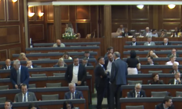 Haziri bisedon me dy deputetët e LVV-së para vazhdimit të seancës konstituive të Kuvendit