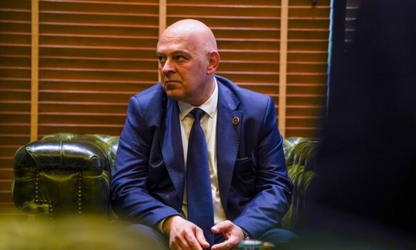 Gjini: Sonte Kosovën e shohin me dhimbje miqtë ndërsa me gëzim armiqtë, Kurti po ia qet faqen e zezë vendit