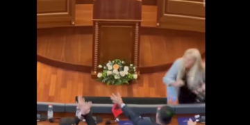 ‘Pamje të tij si ushtar më 1999″, Nol Nushi ironizon me foton e Kurtit ku shihet duke u mbrojtur nga vezët