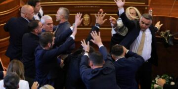 Kosova bëhet interesante për “Reuters”, dhe mediat tjera në botë për seancën në Kuvend dhe vezët që iu hodhën Kurtit