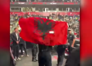Rrëfimi i boksierit shqiptar që hyri me flamur në ring: Ishin 22 mijë serbë në arenë, shanin, pështynin