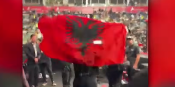 Rrëfimi i boksierit shqiptar që hyri me flamur në ring: Ishin 22 mijë serbë në arenë, shanin, pështynin