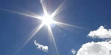 Temperatura të larta edhe të dielën, maksimalja pritet të arrijë deri në 34 gradë, pasdite mund të ketë reshje shiu në disa zona