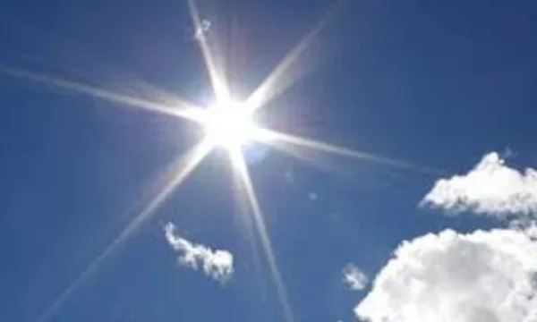 Temperatura të larta edhe të dielën, maksimalja pritet të arrijë deri në 34 gradë, pasdite mund të ketë reshje shiu në disa zona