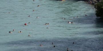 Niveli i ujit bie ndjeshëm, lumi Rin në Zvicër pothuajse i palundrueshëm për anijet e mallrave