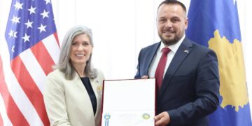 Maqedonci nderon me Medaljen për Shërbim të Shquar senatoren amerikane Joni Ernst